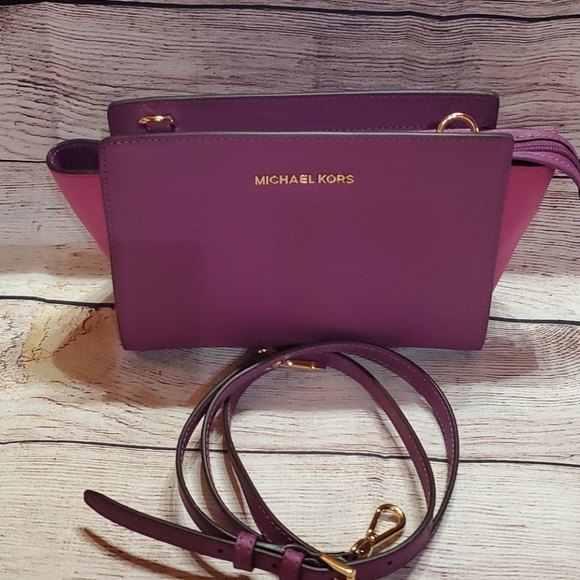 Michael Kors Handbags - Michael Kors Selma Med. Messenger Bag NWT